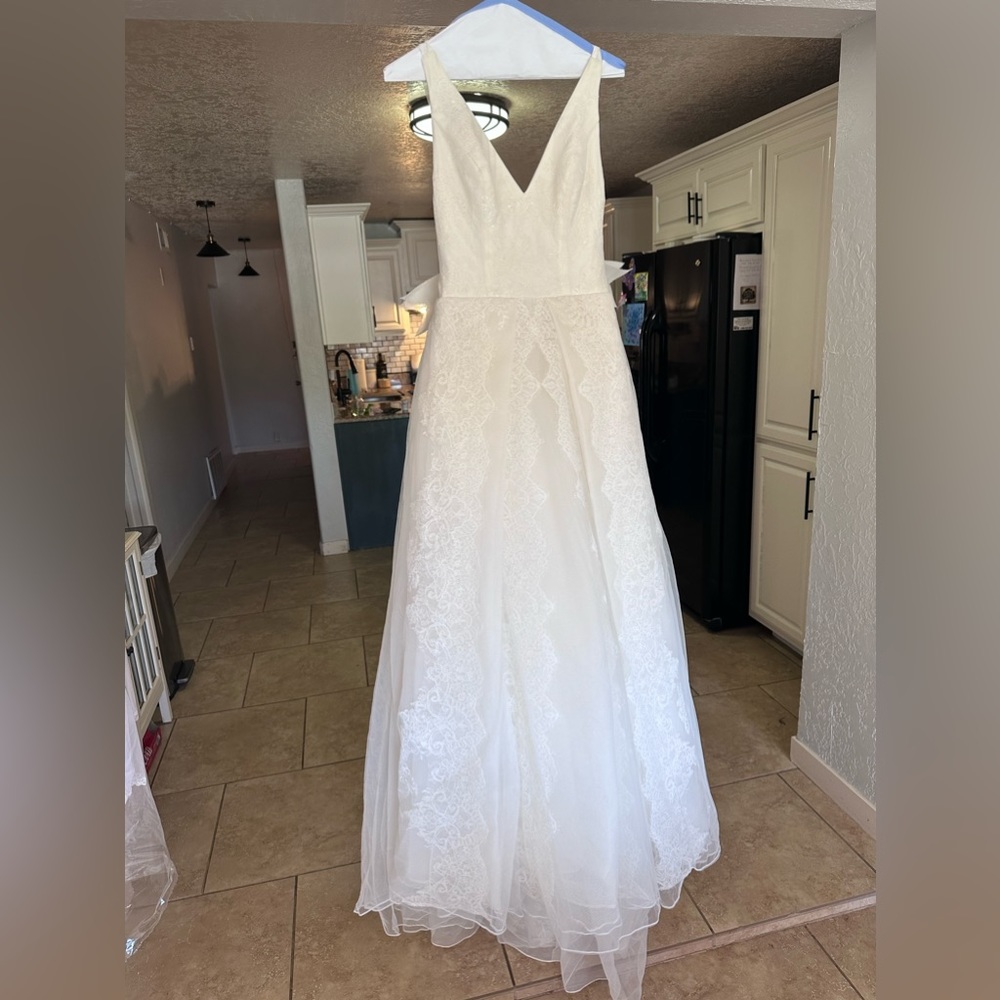 Ivery vera wang wedding dress. It’s an a-line with some beautiful lace and tool.